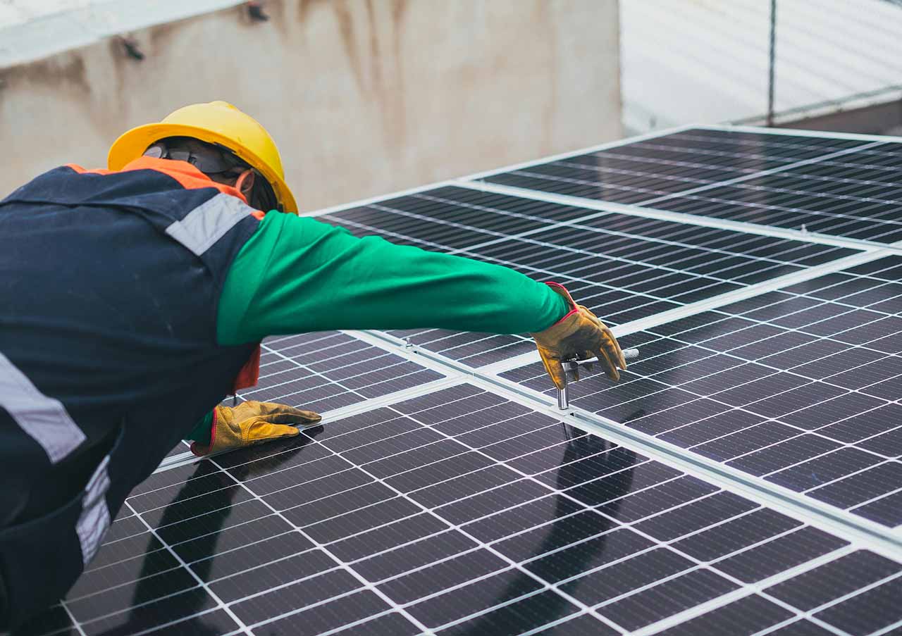 Techniker installiert eine PV-Anlage