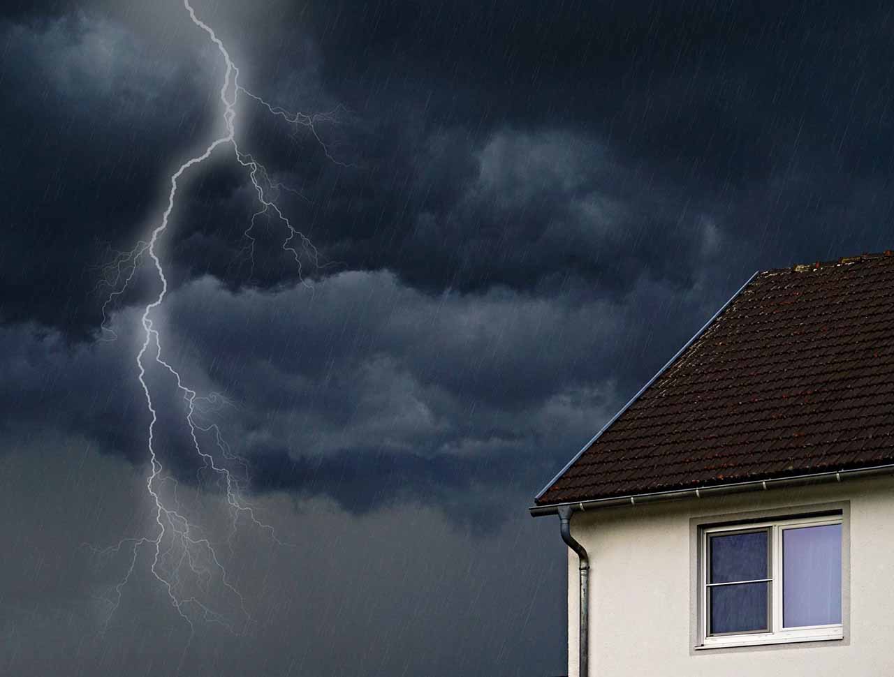 Blitz am dunklen Himmel